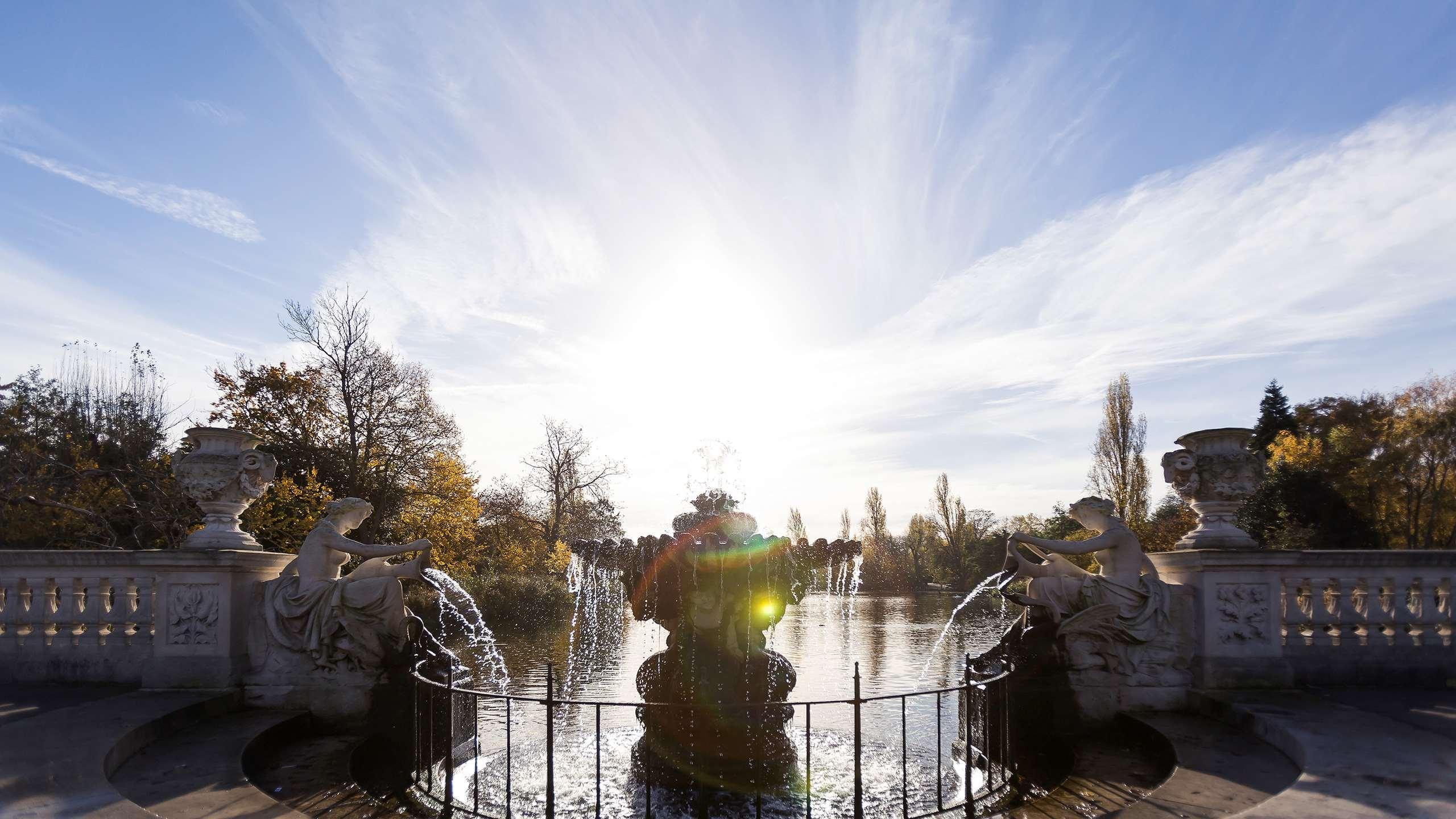 Sofitel London St James Εξωτερικό φωτογραφία The fountain at the centre of the lake