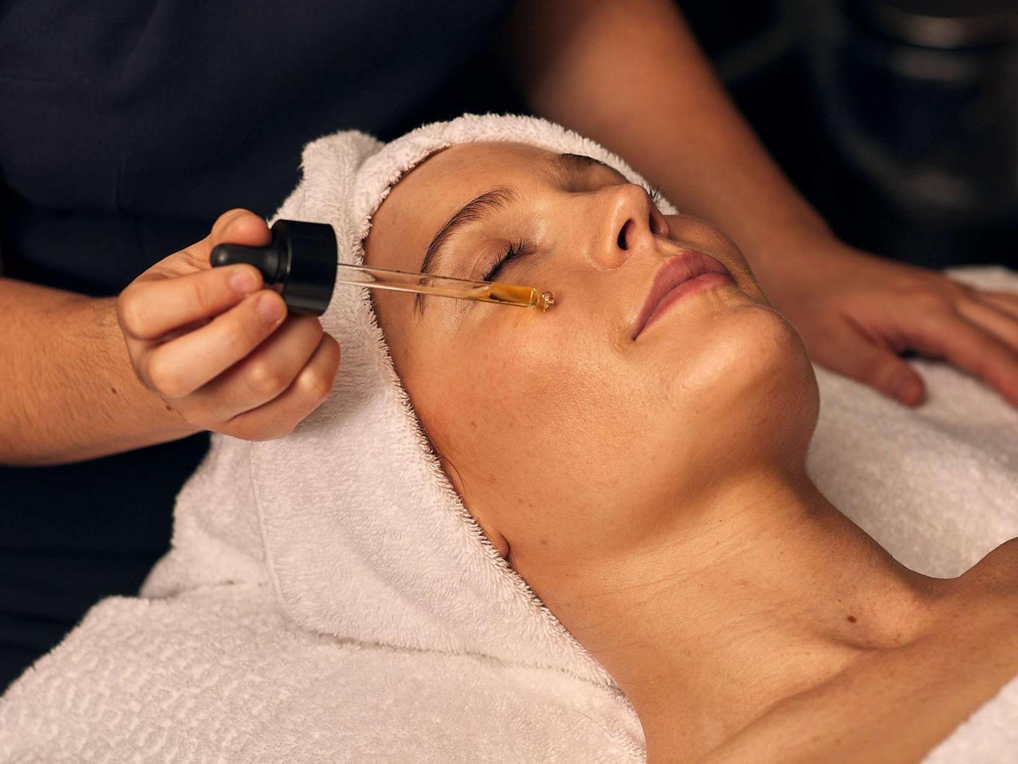 Sofitel London St James Εξωτερικό φωτογραφία A woman receiving a facial treatment