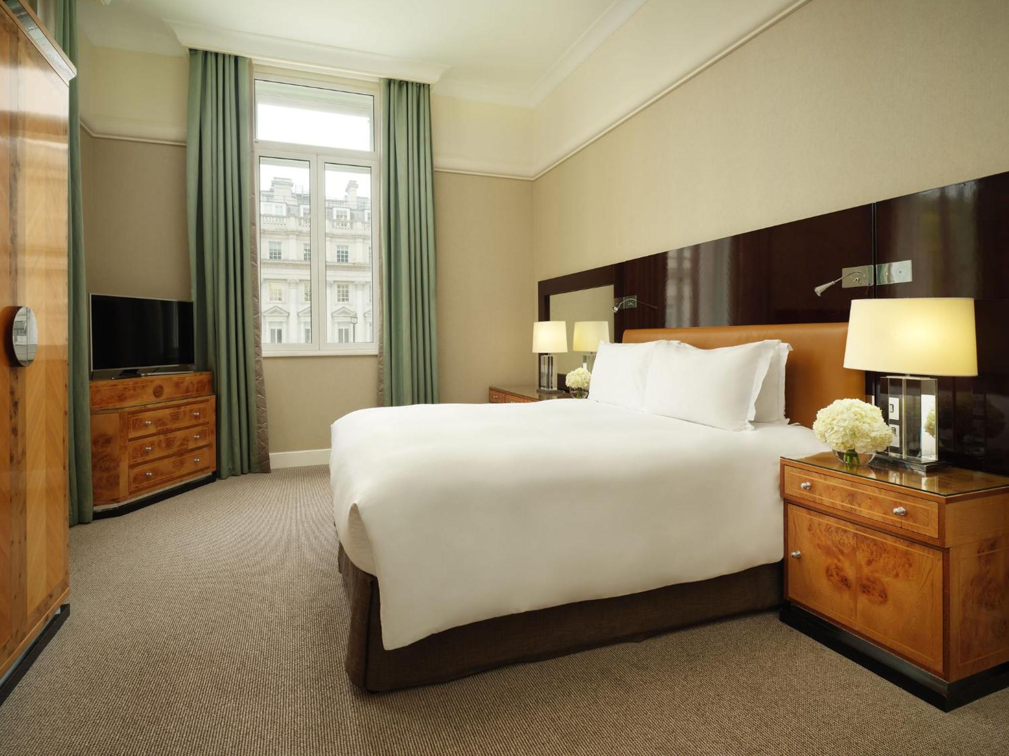Sofitel London St James Δωμάτιο φωτογραφία A bedroom at the hotel
