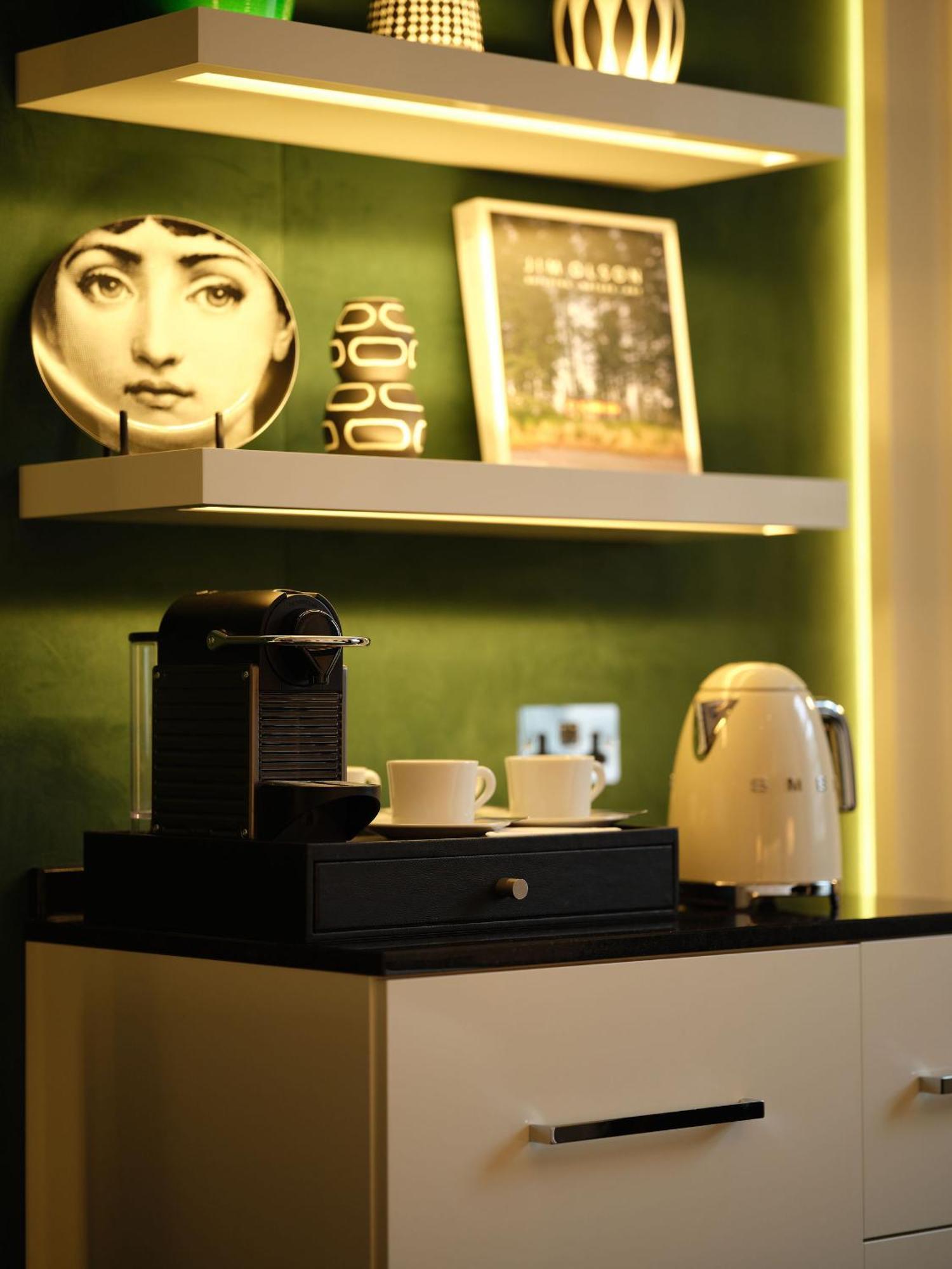 Sofitel London St James Δωμάτιο φωτογραφία A Nespresso machine