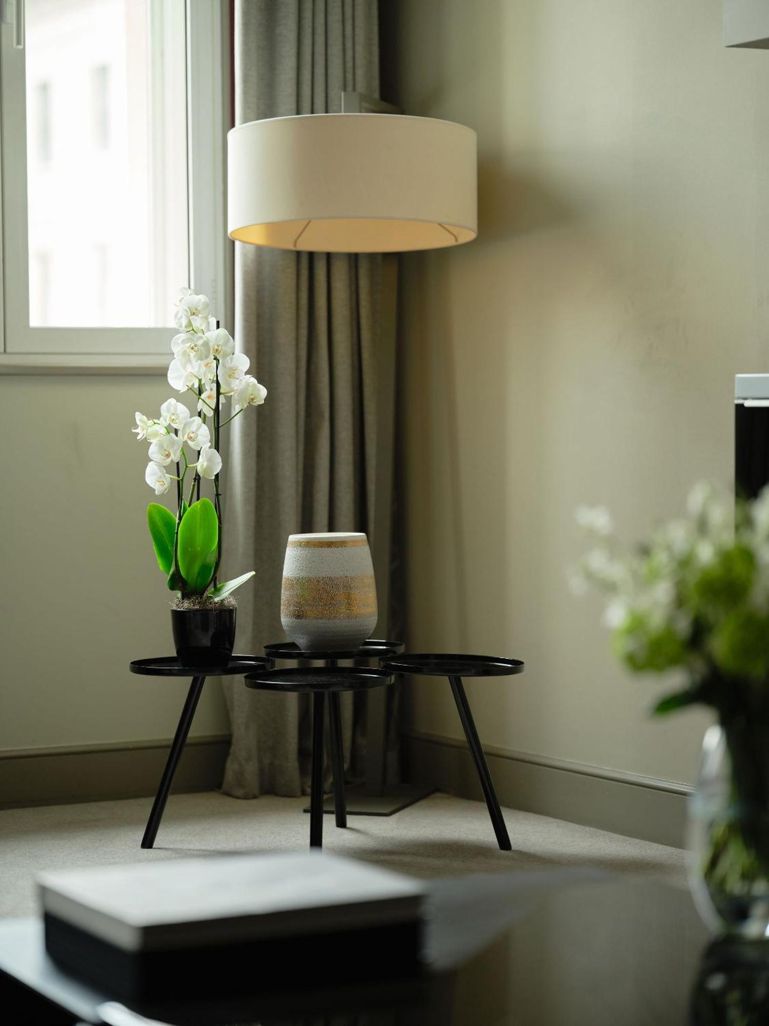 Sofitel London St James Δωμάτιο φωτογραφία A room with a curtain